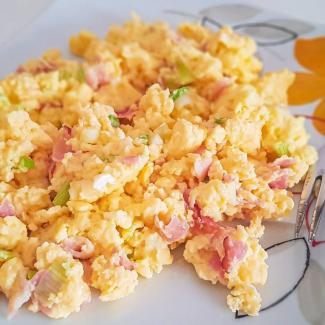 scrambled-eggs-with-onions-and-bacon